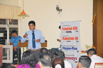 A person giving a presentation to a group of people  Description automatically generated